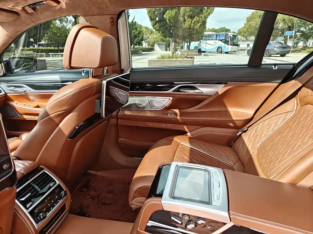 BMW 7 Series — миниатюра 11