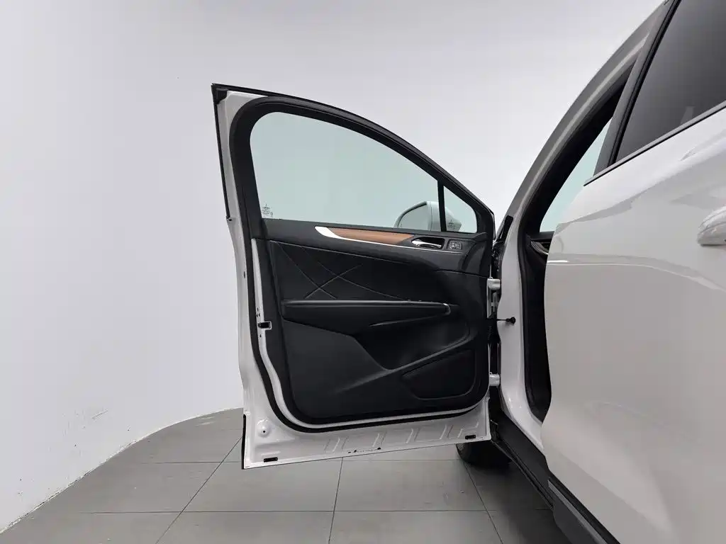 Lincoln MKC — миниатюра 8