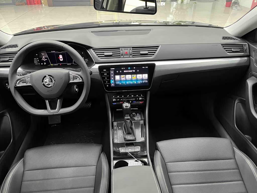 Skoda Superb 1.4 л 2024 г. Чёрный, пробег 10000 км