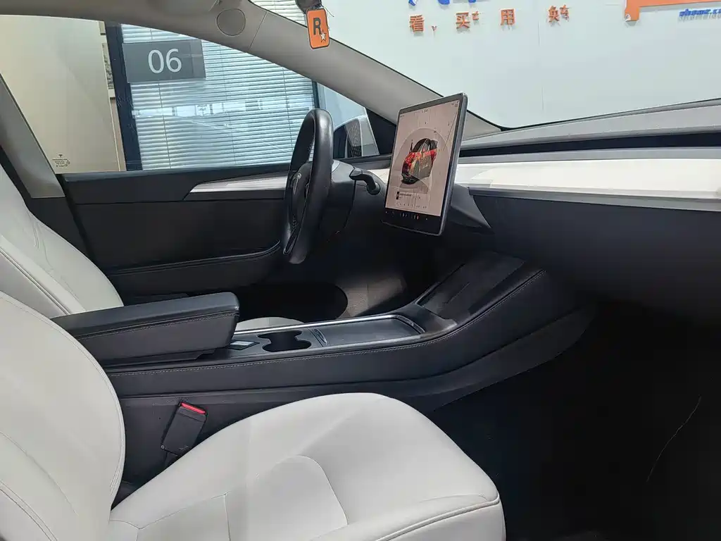 Tesla Model Y — миниатюра 10