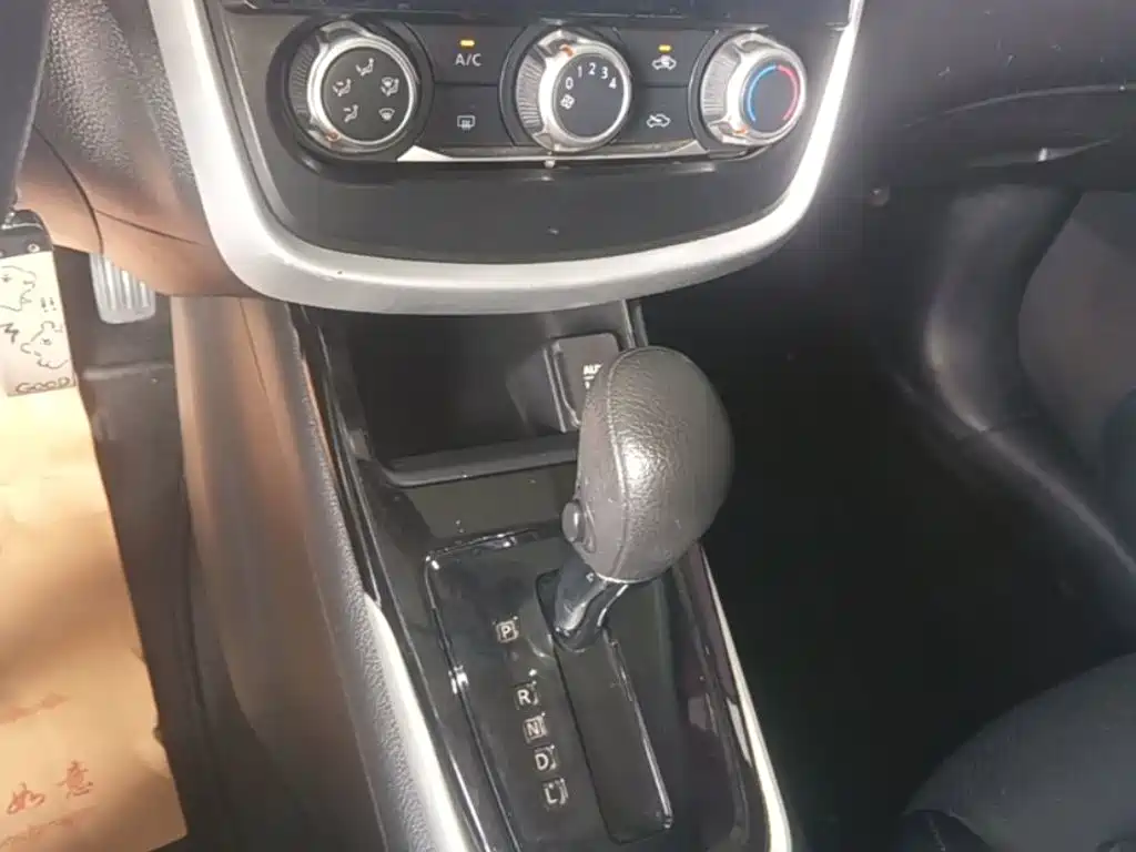 Nissan Tiida — миниатюра 14