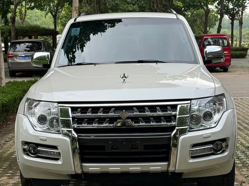 Mitsubishi Pajero (Import)