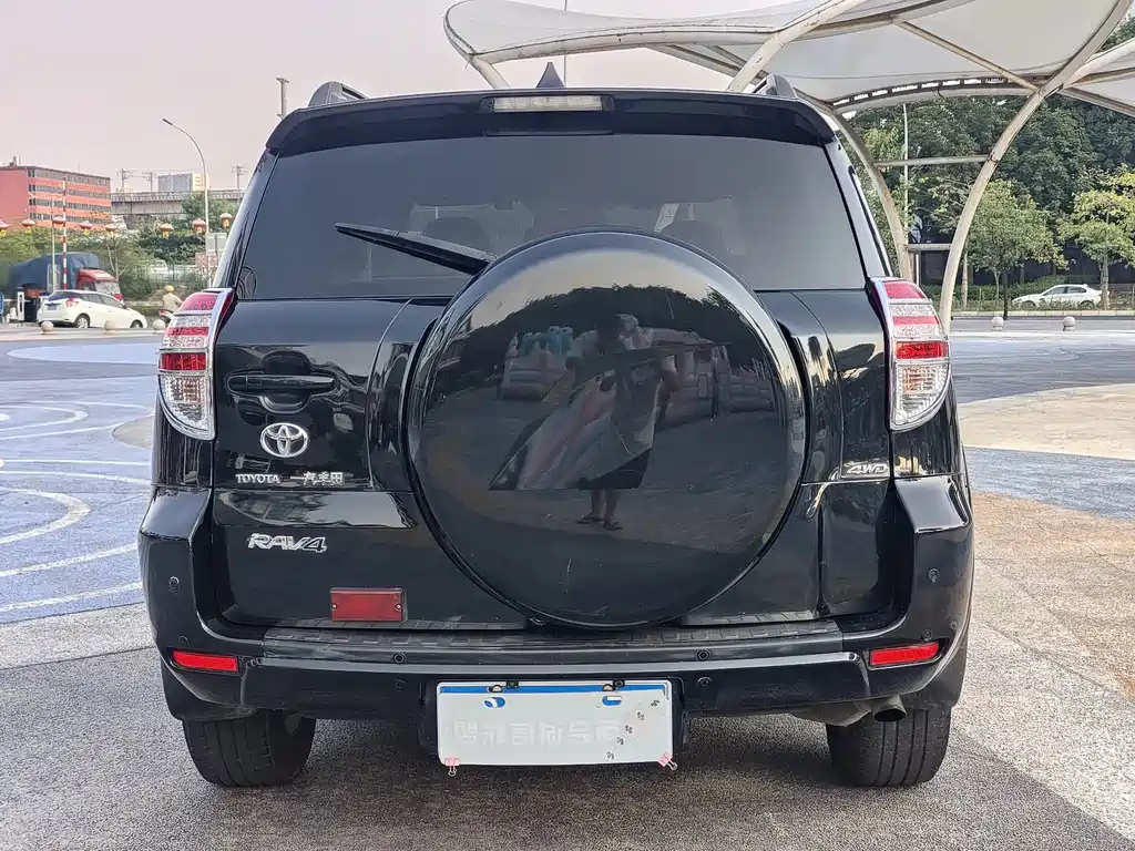 Toyota RAV4 — миниатюра 6