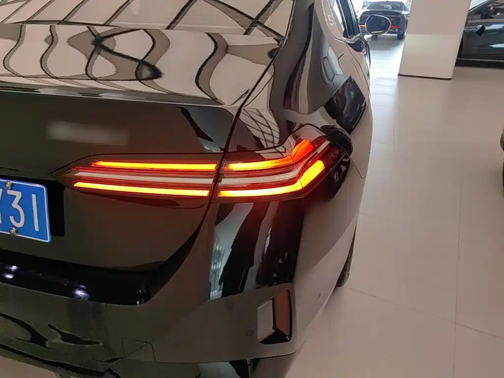 BMW 5 Series — миниатюра 8