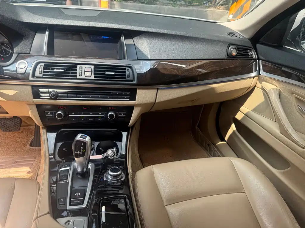 BMW 5 Series — миниатюра 8
