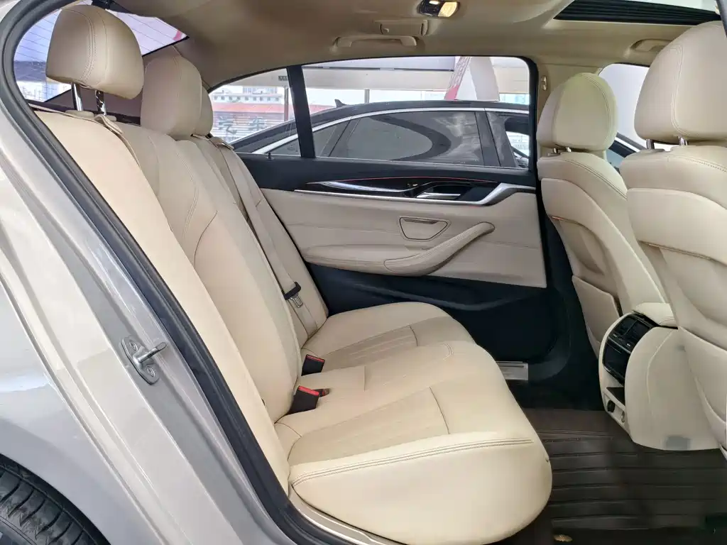 BMW 5 Series — миниатюра 12