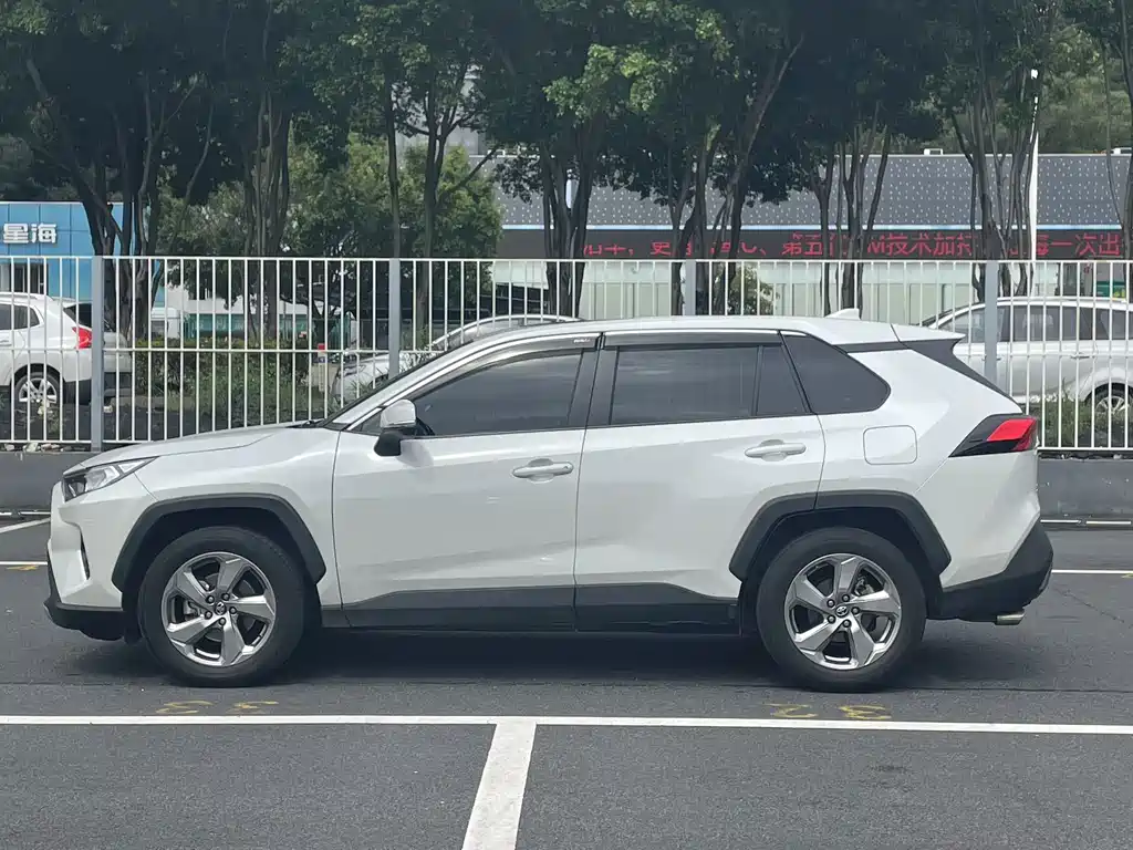 Toyota RAV4 — миниатюра 8