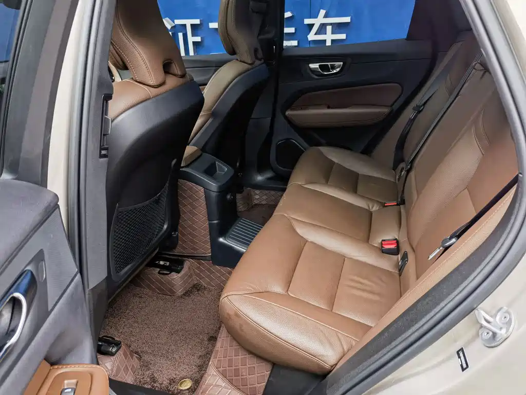 Volvo XC60 PHEV — миниатюра 12