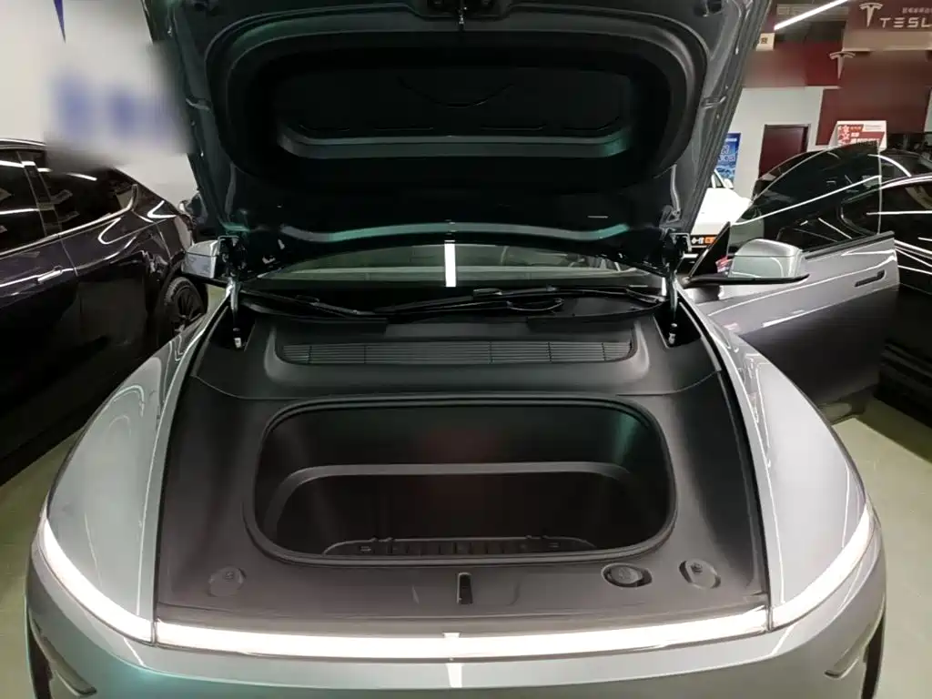 Tesla Model Y — миниатюра 20