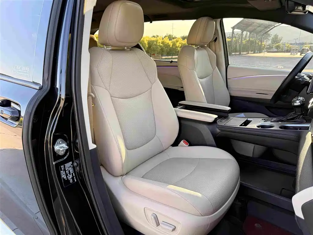 Toyota Granvia 2023 2.5L Luxury PLUS