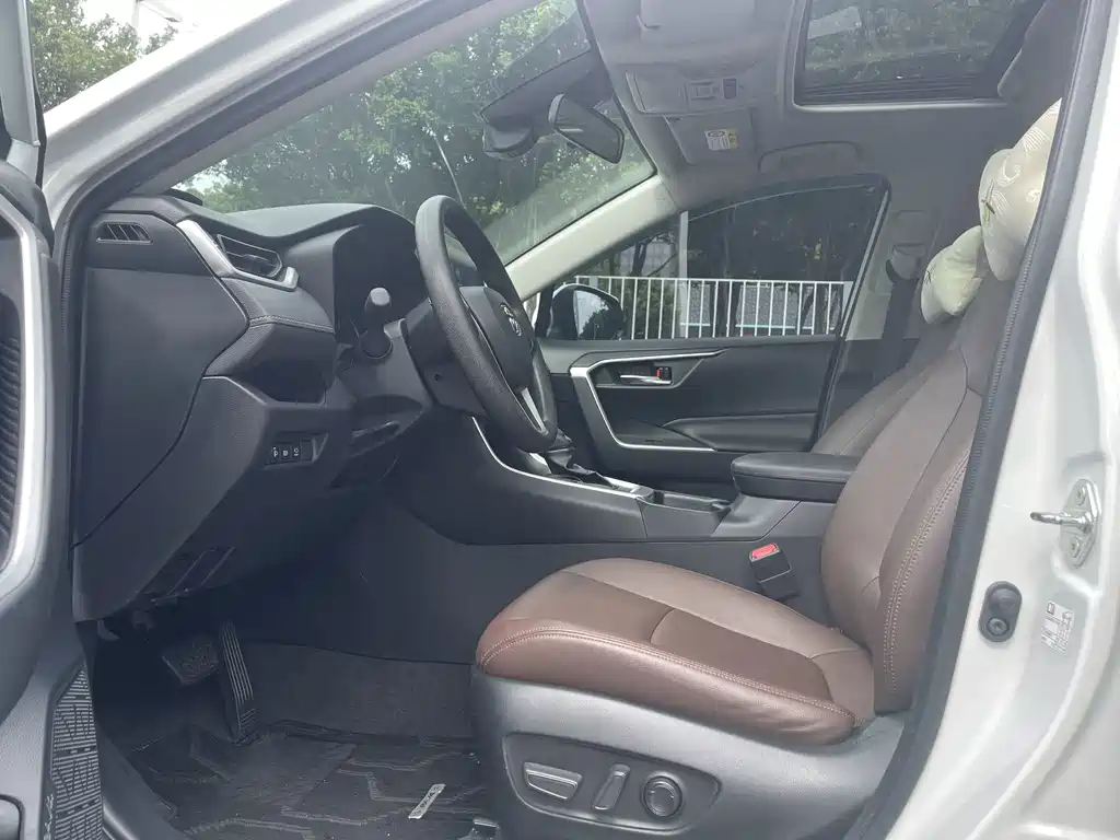 Toyota RAV4 — миниатюра 10