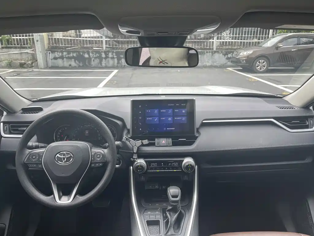 Toyota RAV4 — миниатюра 9