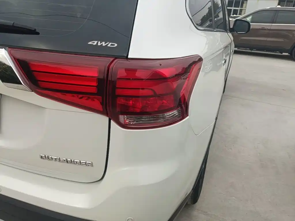 Mitsubishi Outlander — миниатюра 8