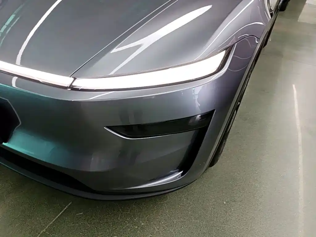 Tesla Model Y — миниатюра 24