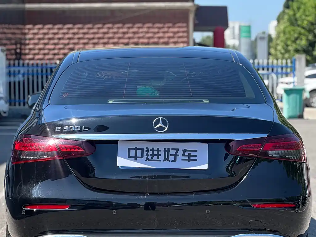 Mercedes-Benz E-Class — миниатюра 6