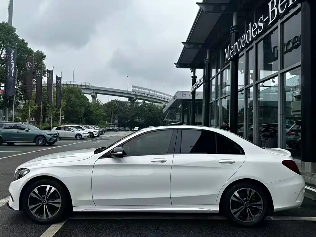 Mercedes-Benz C-Class — миниатюра 6