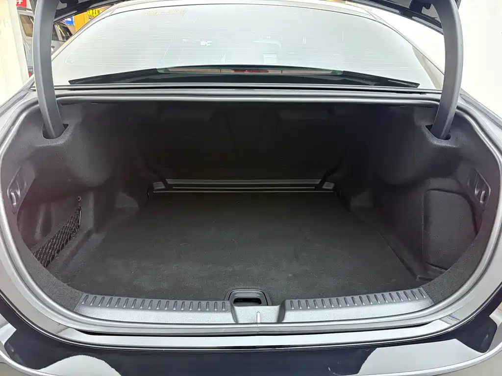 Mercedes-Benz E-Class — миниатюра 13