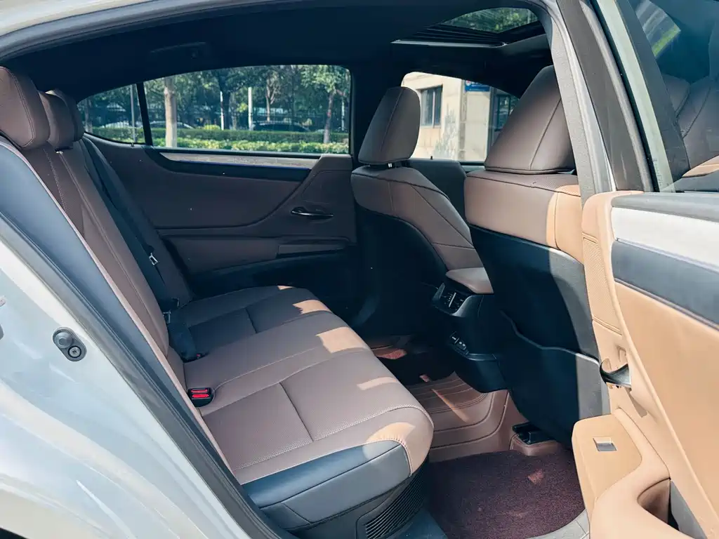 Lexus ES — миниатюра 16