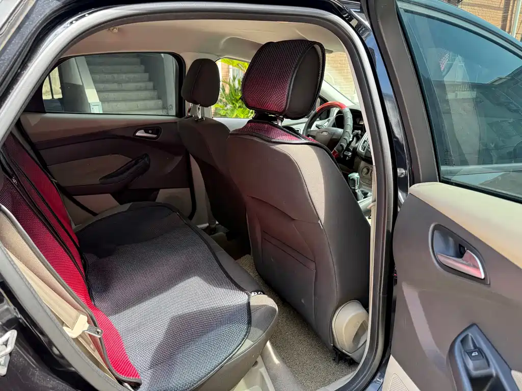 Ford Focus 2012 1.6L MT Comfort