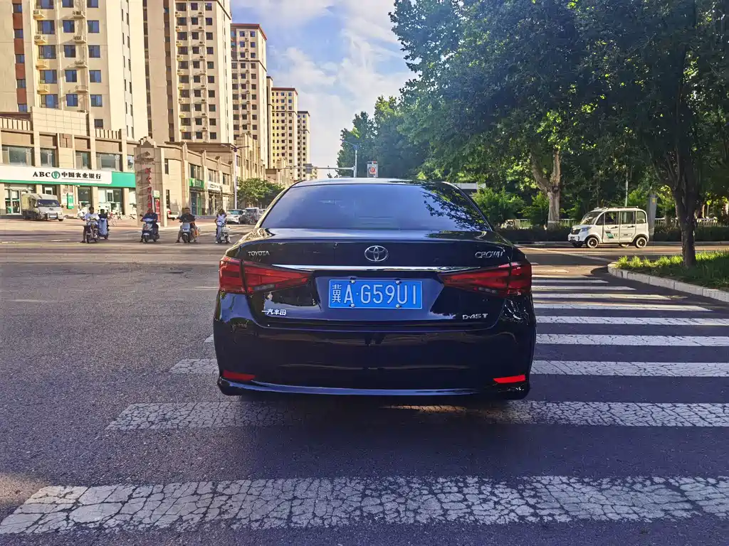Toyota Crown — миниатюра 9