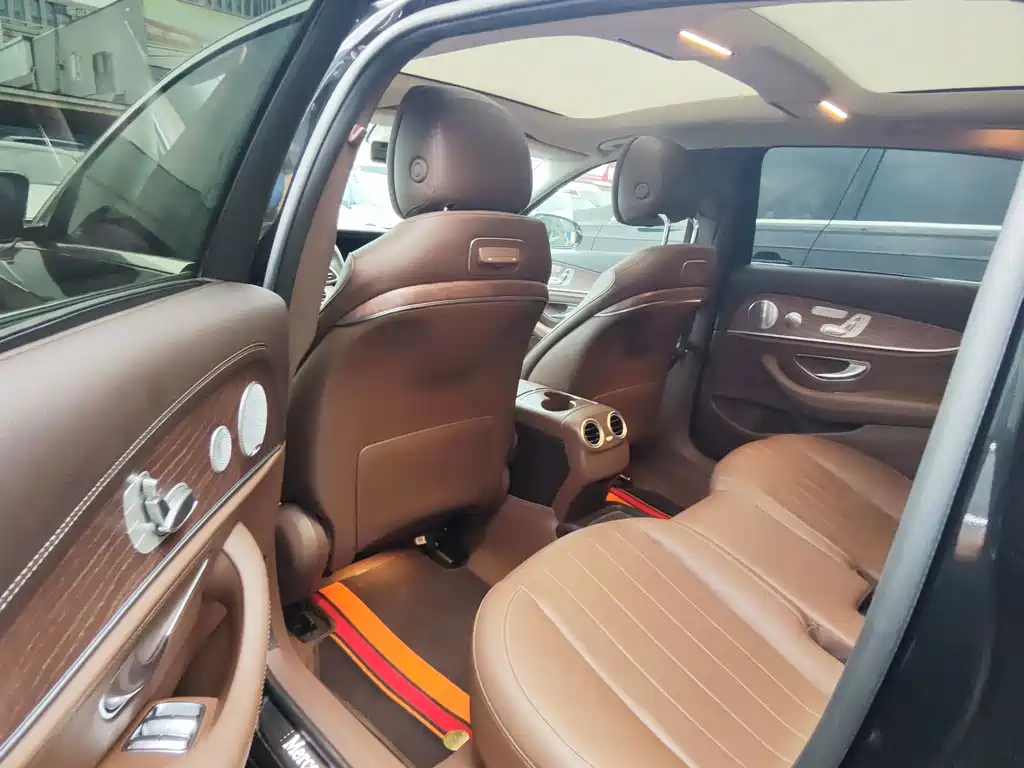 Mercedes-Benz E-Class — миниатюра 11
