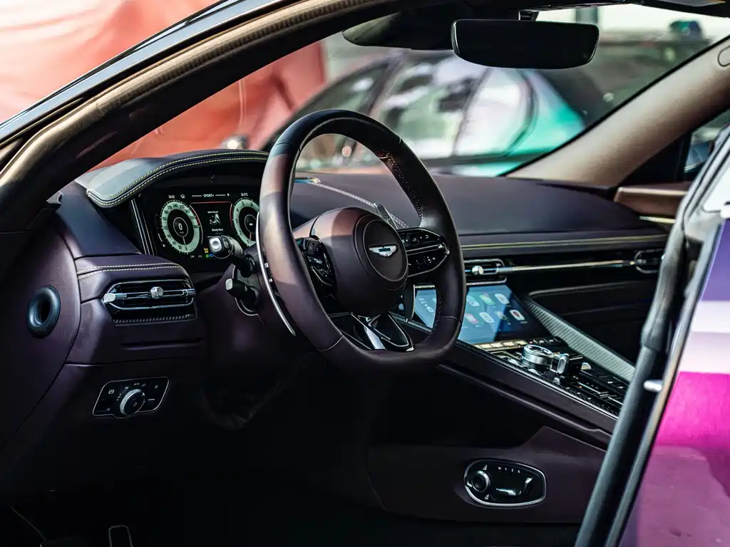 Aston Martin DB12 — миниатюра 11