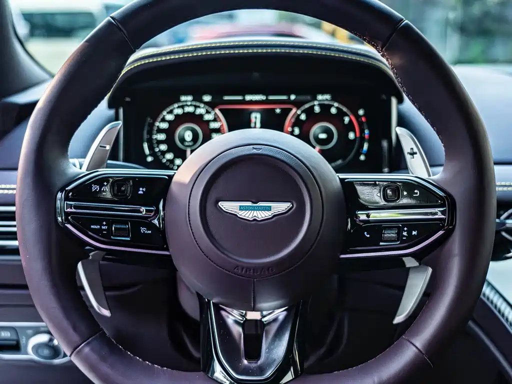 Aston Martin DB12 — миниатюра 13