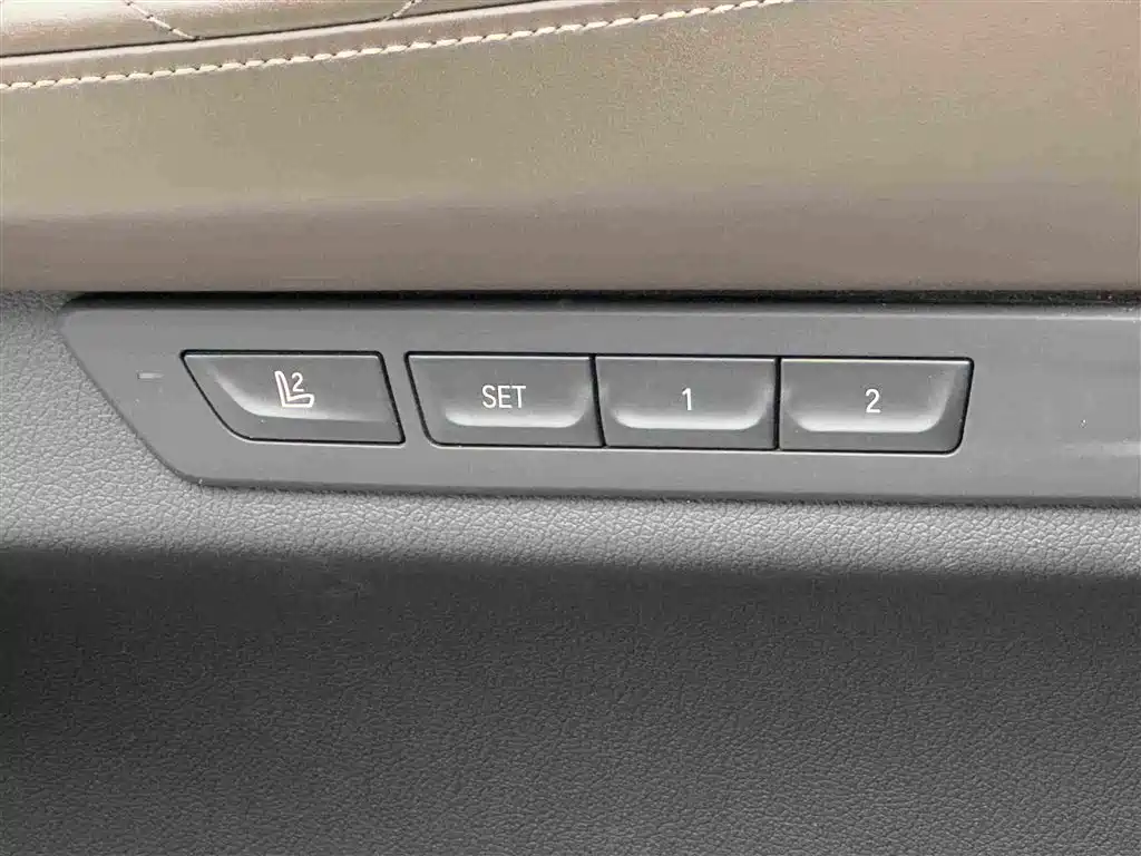 BMW 7 Series — миниатюра 14