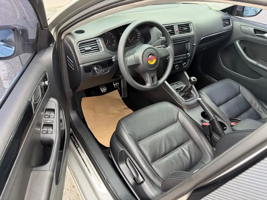 Volkswagen Sagitar 2012 1.6L MT Fashion