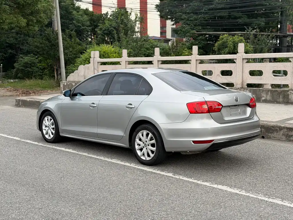 Volkswagen Sagitar 2012 1.6L MT Fashion