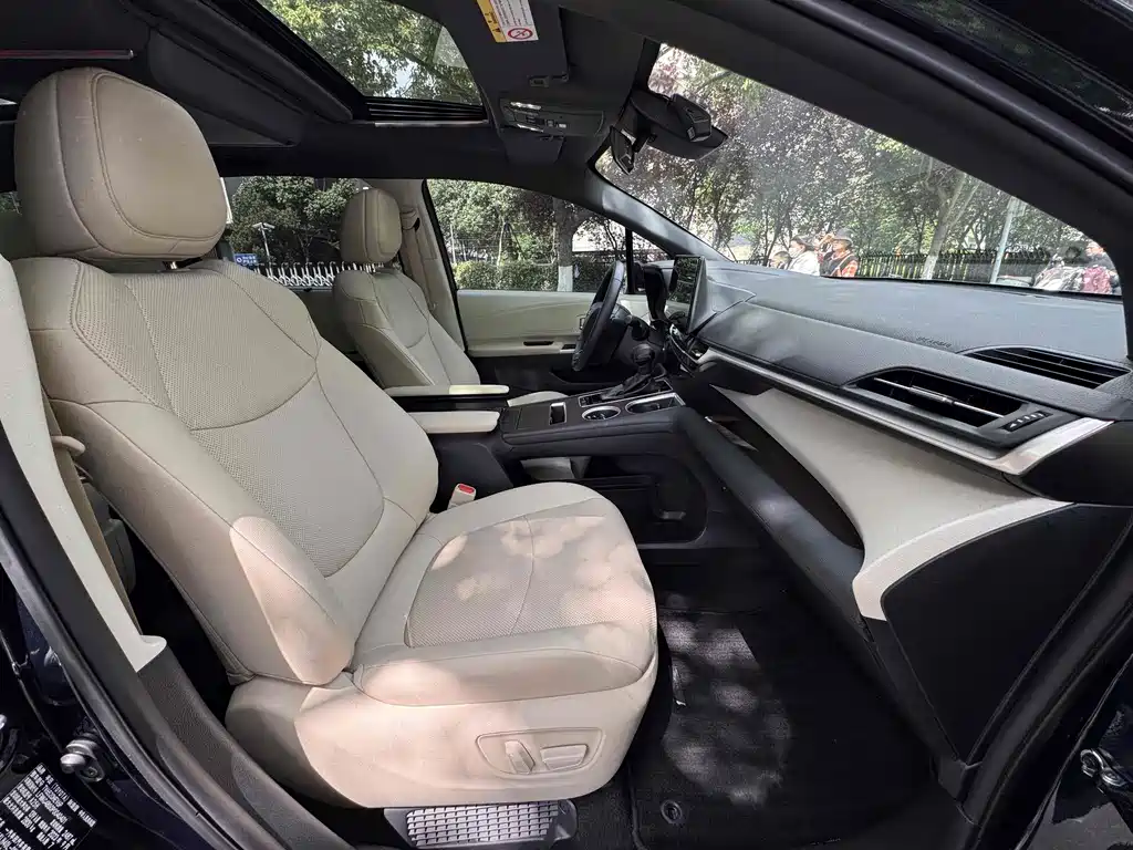 Toyota Granvia 2023 2.5L Luxury PLUS