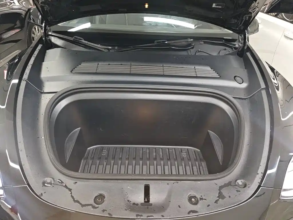 Tesla Model Y — миниатюра 20