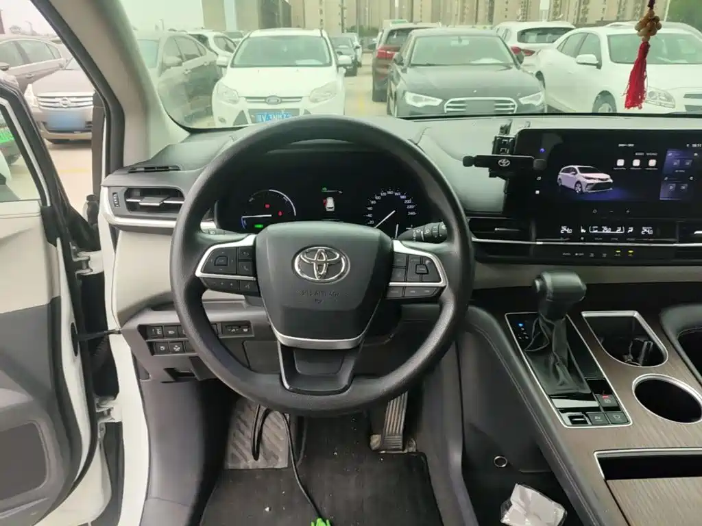 Toyota Granvia — миниатюра 11