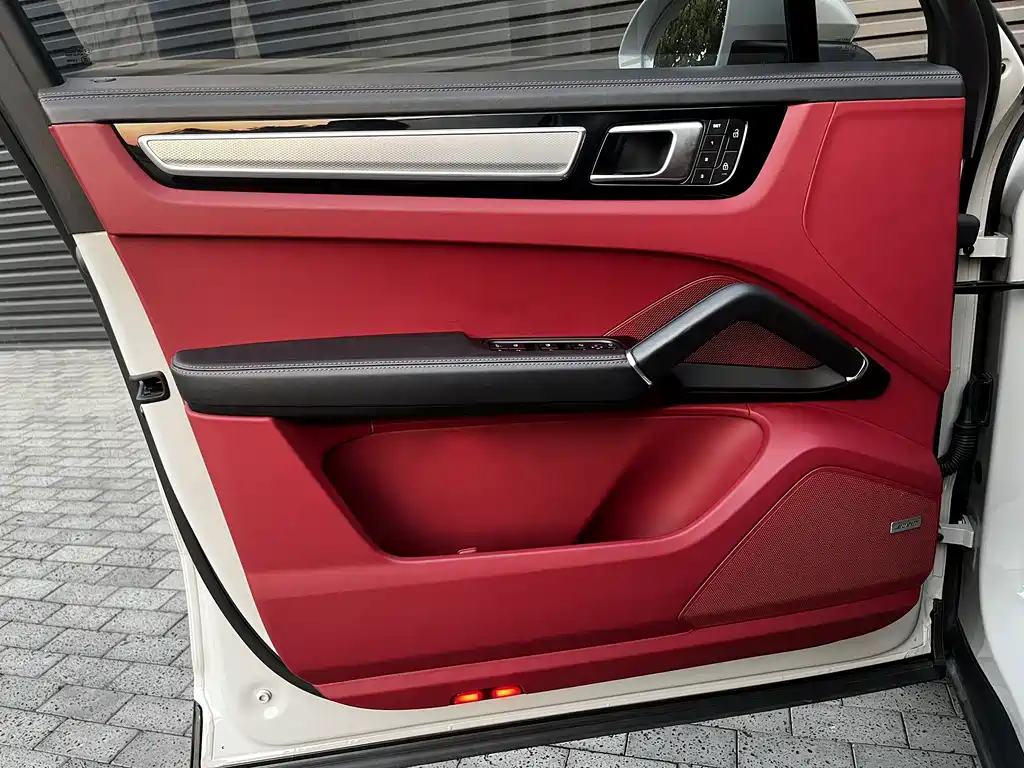 Porsche Cayenne — миниатюра 10