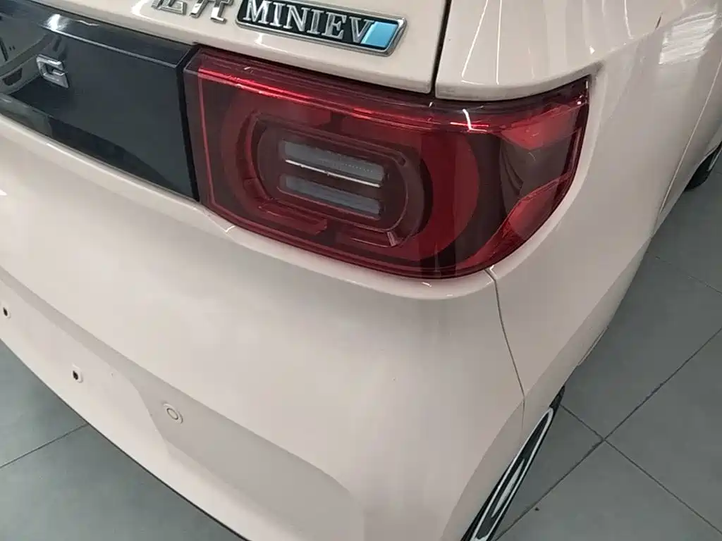Wuling MINIEV — миниатюра 8