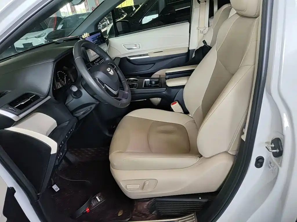 Toyota Granvia — миниатюра 15