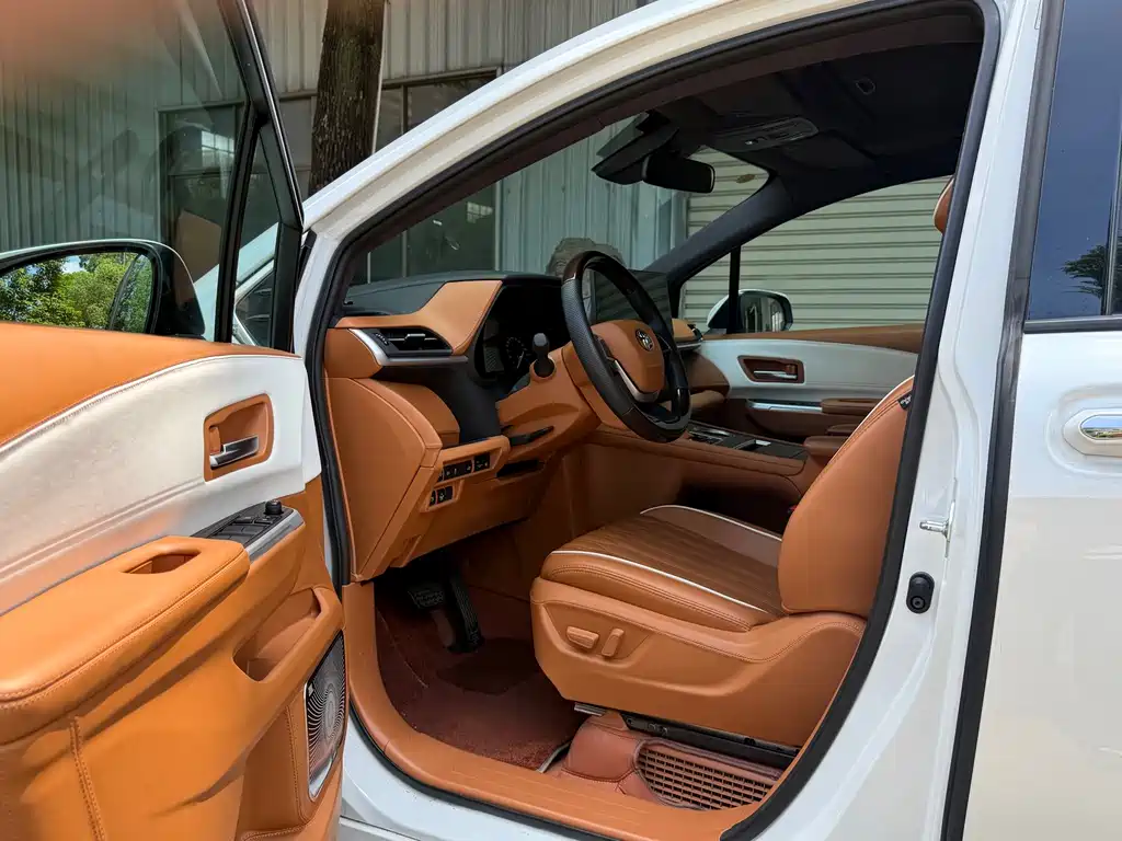 Toyota Granvia 2.5L Hybrid Comfort Edition, фото 11
