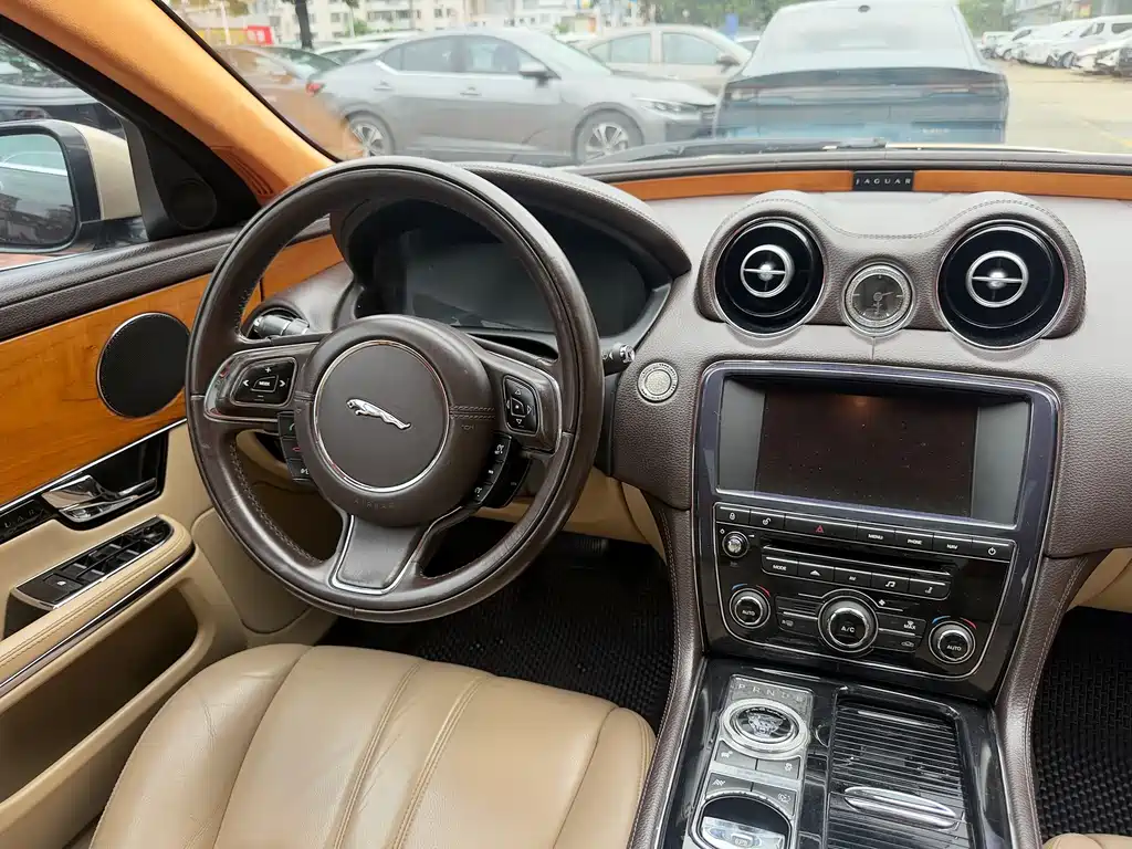 Jaguar XJ — миниатюра 9
