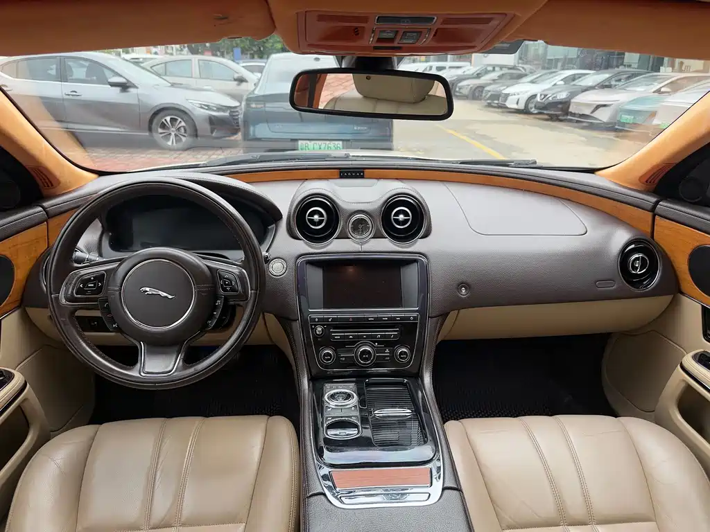 Jaguar XJ — миниатюра 8