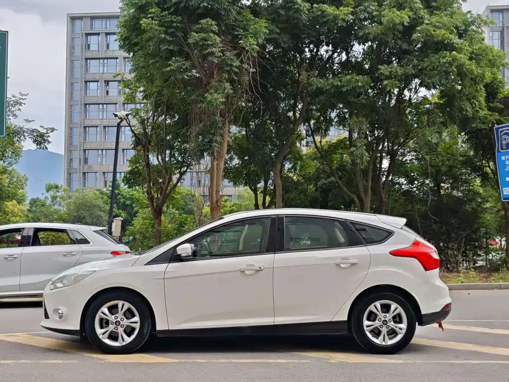 Ford Focus 2012 1.6L AT