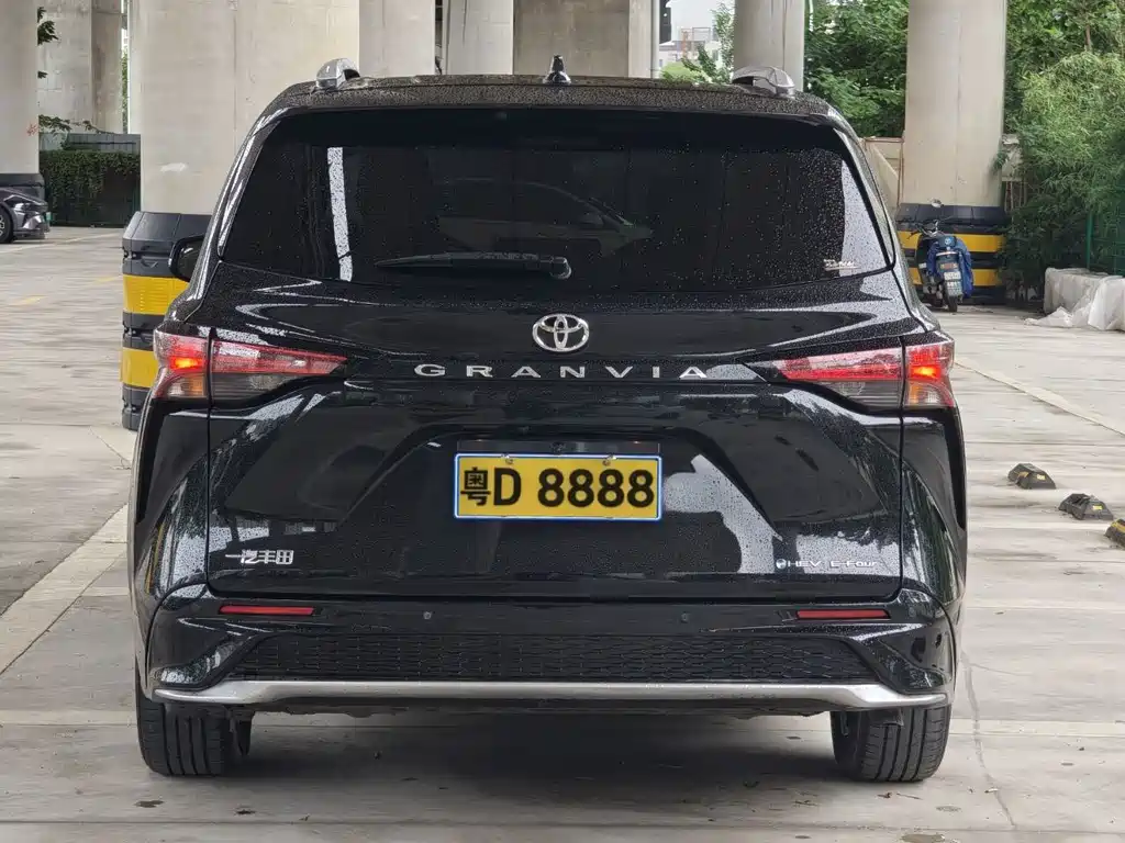 Toyota Granvia — миниатюра 5