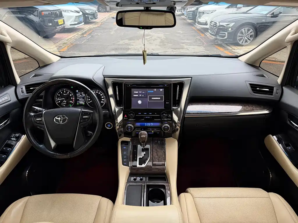 Toyota Alphard — миниатюра 7
