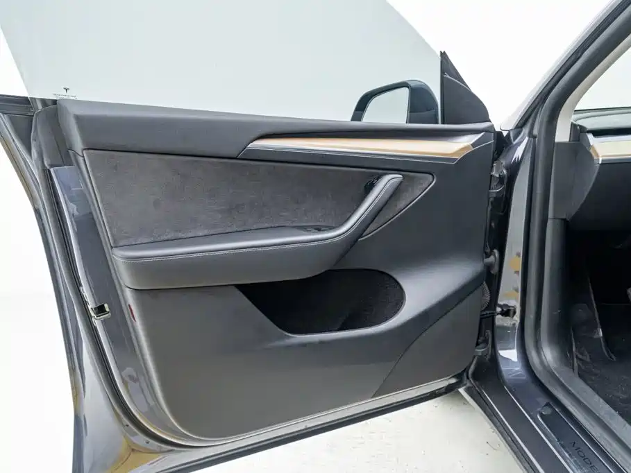 Tesla Model Y — миниатюра 16