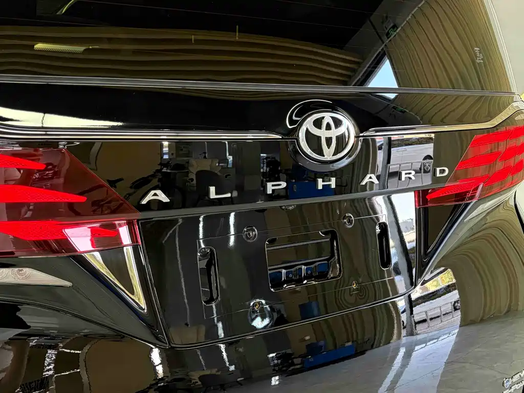 Toyota Alphard — миниатюра 13