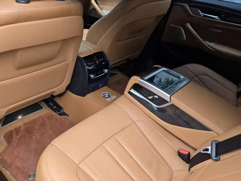 BMW 5 Series — миниатюра 7