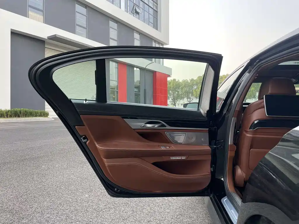 BMW 7 Series 7 2017 750Li xDrive мест