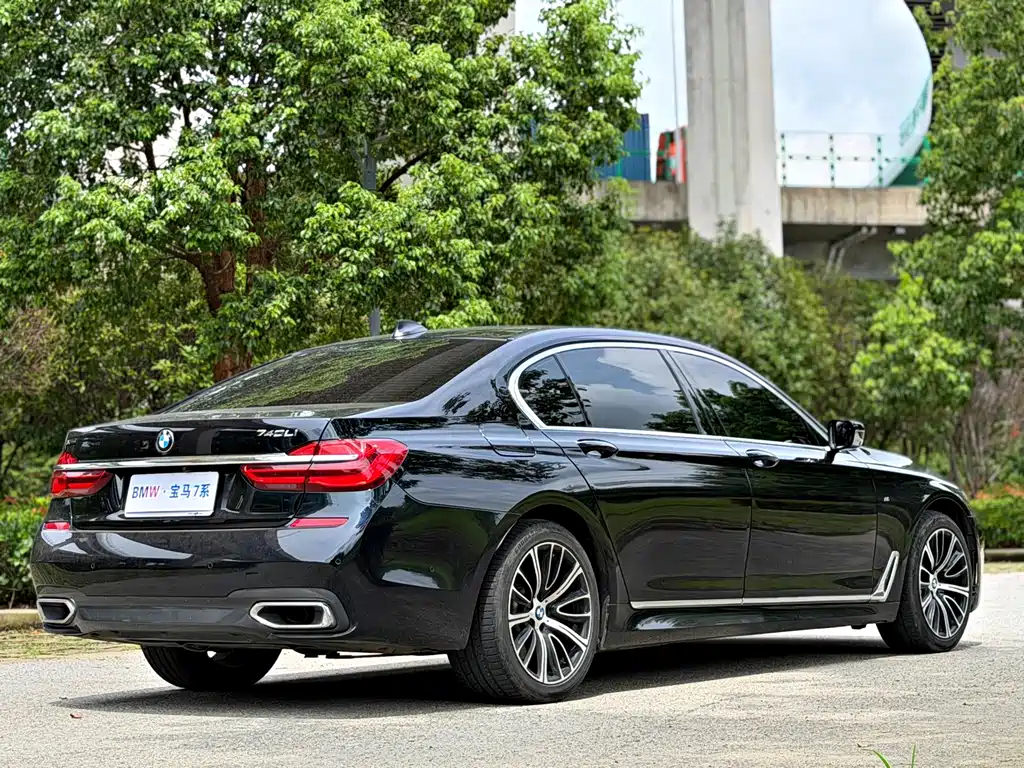 BMW 7 Series — миниатюра 19