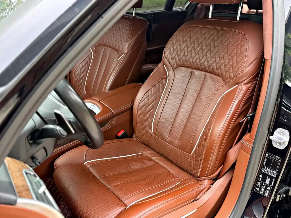 BMW 7 Series — миниатюра 6
