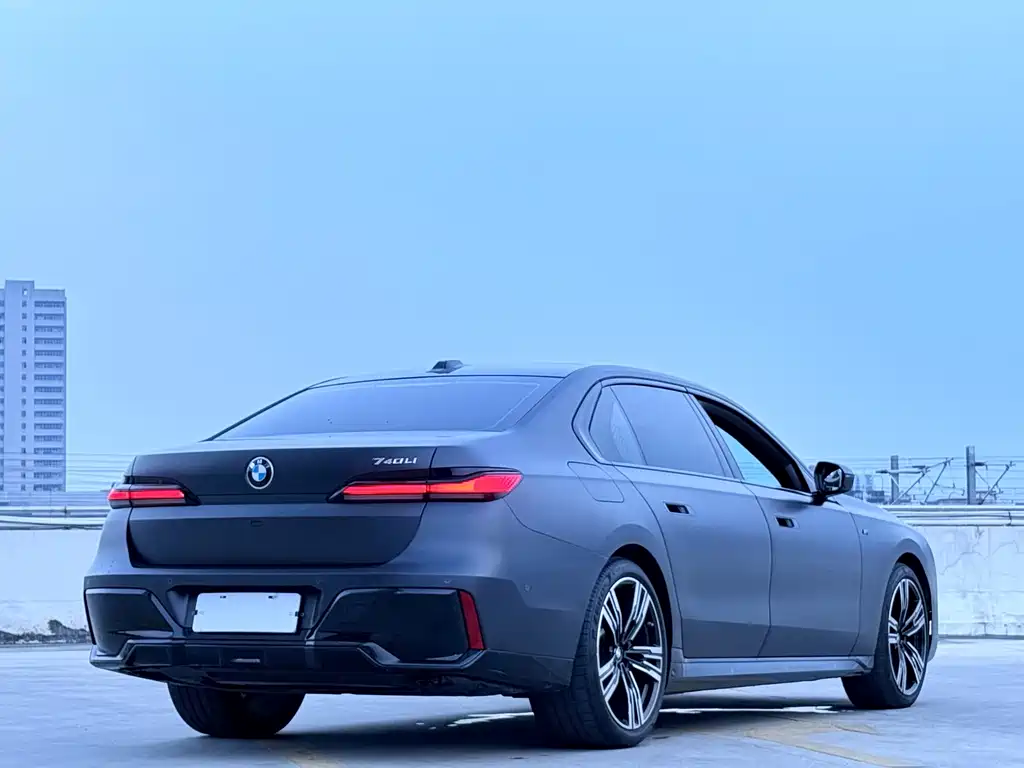 BMW 7 Series — миниатюра 10