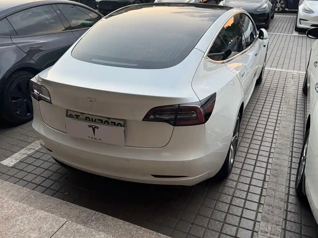 Tesla Model 3 — миниатюра 2